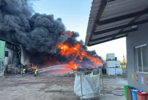 Incêndio de grandes proporções mobiliza bombeiros em fábrica de resinas no Litoral Norte