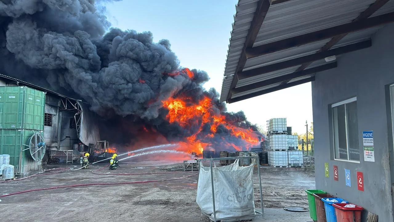 Incêndio de grandes proporções mobiliza bombeiros em fábrica de resinas no Litoral Norte