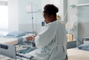 Inglaterra reconhece misoginia médica como falha estrutural do sistema de saúde