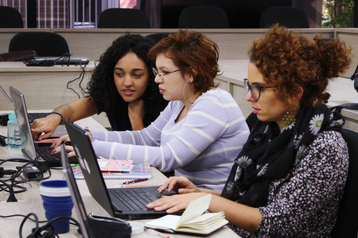 Iniciativas visam reverter baixa presença de mulheres na tecnologia; veja oportunidades abertas