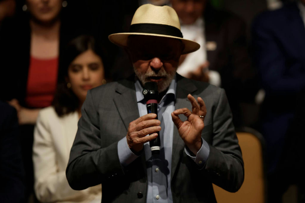 Lula oficializa candidatura à reeleição e mira quarto mandato em disputa contra clã Bolsonaro