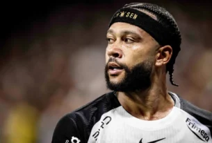 Memphis Depay retorna ao Brasil enquanto impasse trava renovação com Corinthians