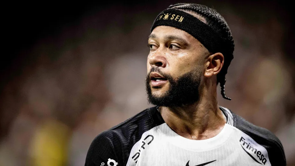 Memphis Depay retorna ao Brasil enquanto impasse trava renovação com Corinthians