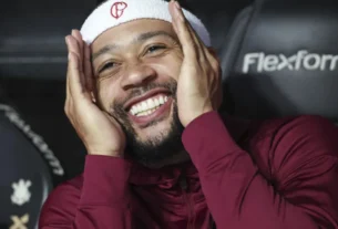 Memphis Depay retorna ao Brasil para selar renovação com o Corinthians