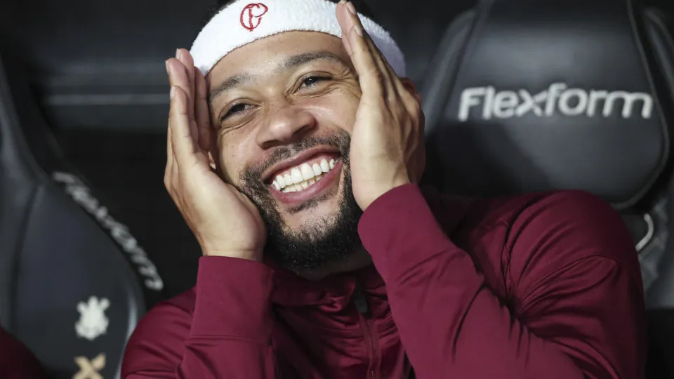 Memphis Depay retorna ao Brasil para selar renovação com o Corinthians