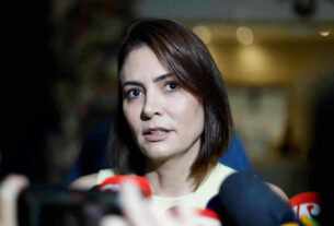 Michelle Bolsonaro marca presença em evento de Bia Kicis enquanto avalia candidatura ao Senado