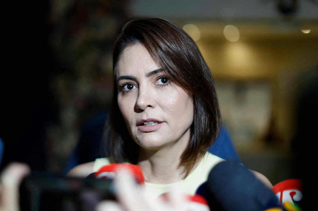 Michelle Bolsonaro marca presença em evento de Bia Kicis enquanto avalia candidatura ao Senado
