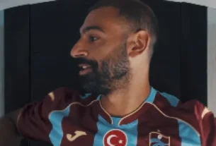 Mohamed Salah desembarca na Turquia e veste camisa do Trabzonspor