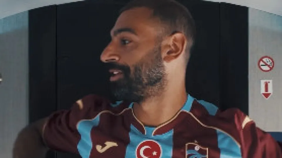 Mohamed Salah desembarca na Turquia e veste camisa do Trabzonspor