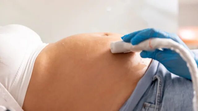 Mulher descobre gravidez um mês após hospital confirmar aborto e fazer curetagem com feto vivo