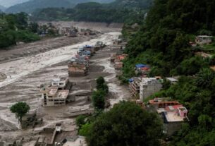Nepal monitora dois lagos; risco de enchentes persiste