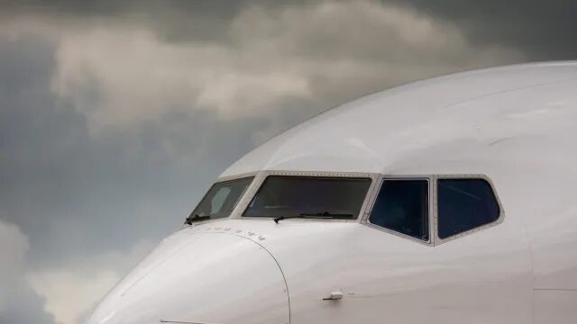 Ônibus atinge asa de Boeing 737 durante embarque no Aeroporto de Guarulhos