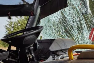 Ônibus fretado tomba na zona norte de São Paulo e deixa feridos