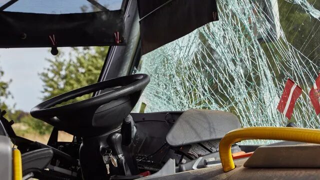 Ônibus fretado tomba na zona norte de São Paulo e deixa feridos