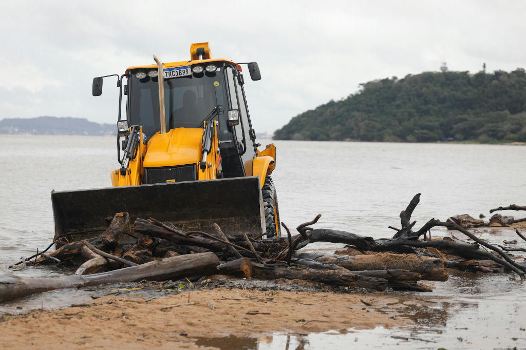 Operação de limpeza remove 442 toneladas de resíduos da orla do Guaíba