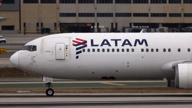 Passageira é retirada de voo e chama piloto da LATAM de 'negro racista'