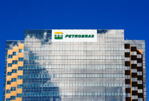 Petrobras registra terceiro maior lucro da história, mas ações recuam na bolsa