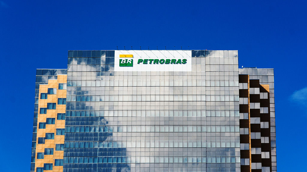 Petrobras registra terceiro maior lucro da história, mas ações recuam na bolsa