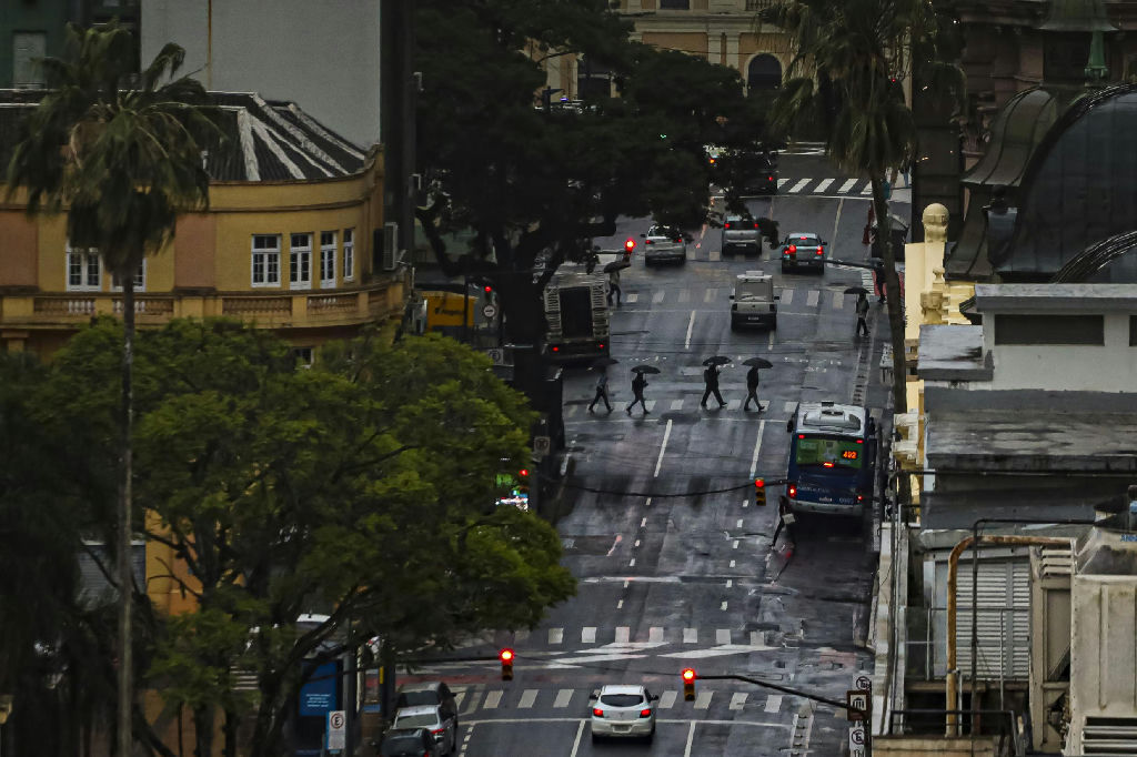 Porto Alegre enfrenta instabilidade climática com previsão de chuva e queda brusca de temperatura