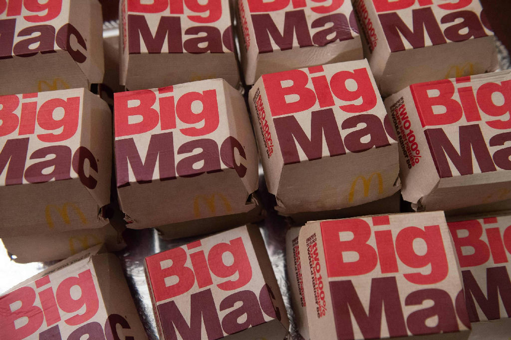 Quatro décadas de índice Big Mac: o que o sanduíche revela sobre o valor do real
