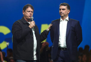 Tarcísio oficializa candidatura à reeleição em São Paulo com presença de Flávio Bolsonaro