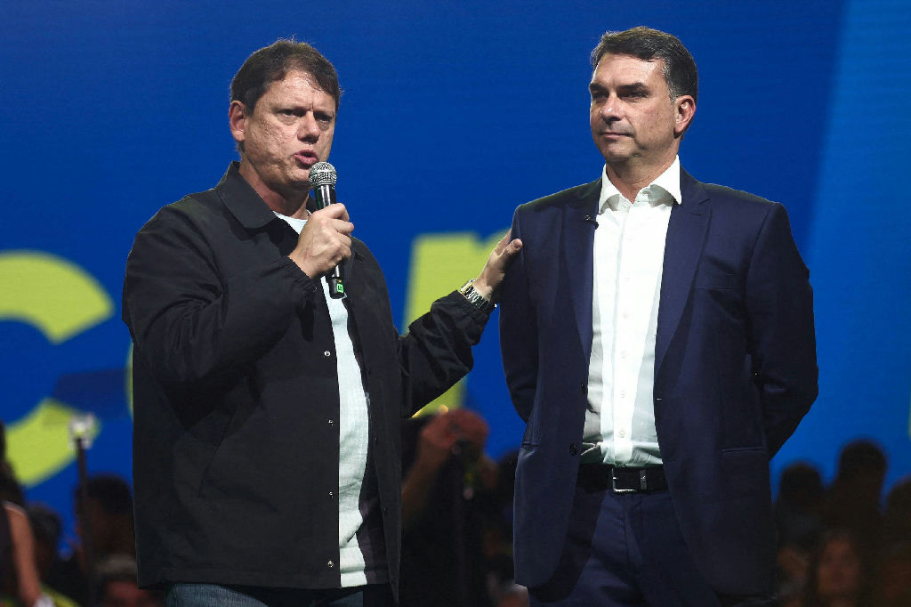 Tarcísio oficializa candidatura à reeleição em São Paulo com presença de Flávio Bolsonaro