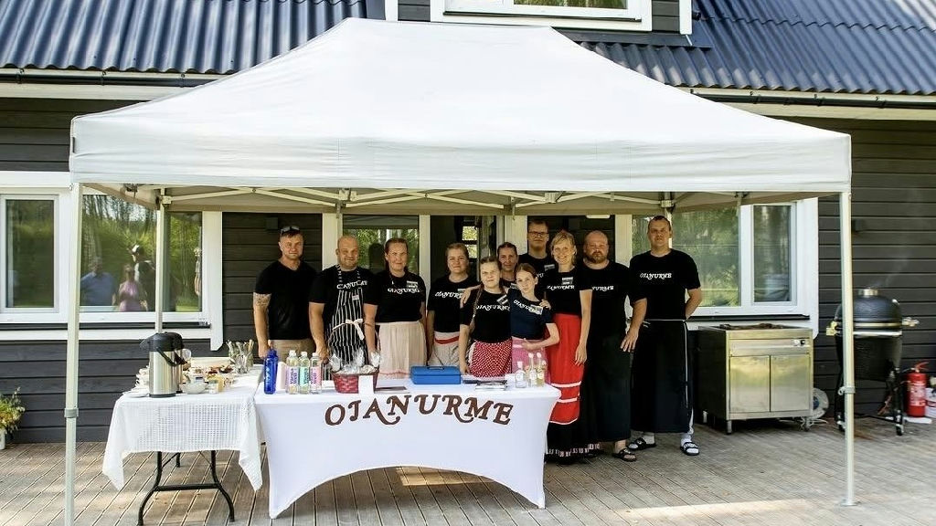 Tradição estoniana transforma quintais residenciais em cafeterias durante o verão