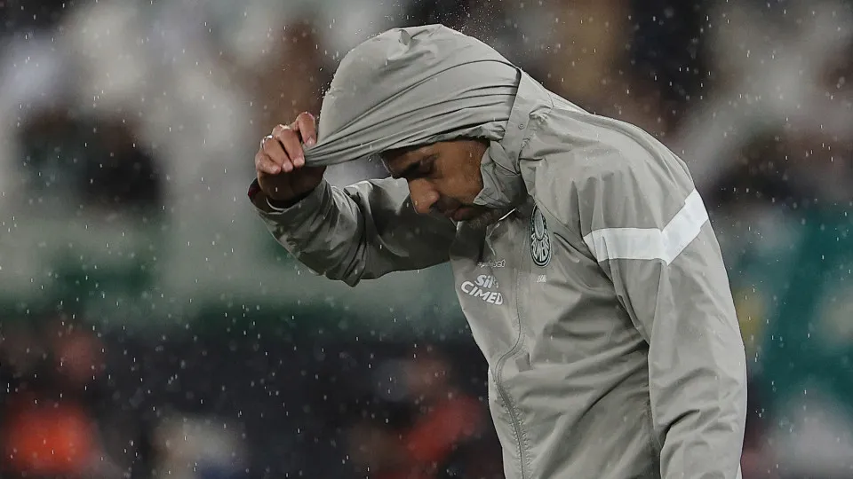 Abel Ferreira questiona exposição e critica arbitragem após Palmeiras perder liderança