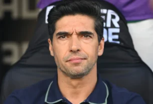 Abel Ferreira recebe suspensão de dois jogos após incidente com microfone
