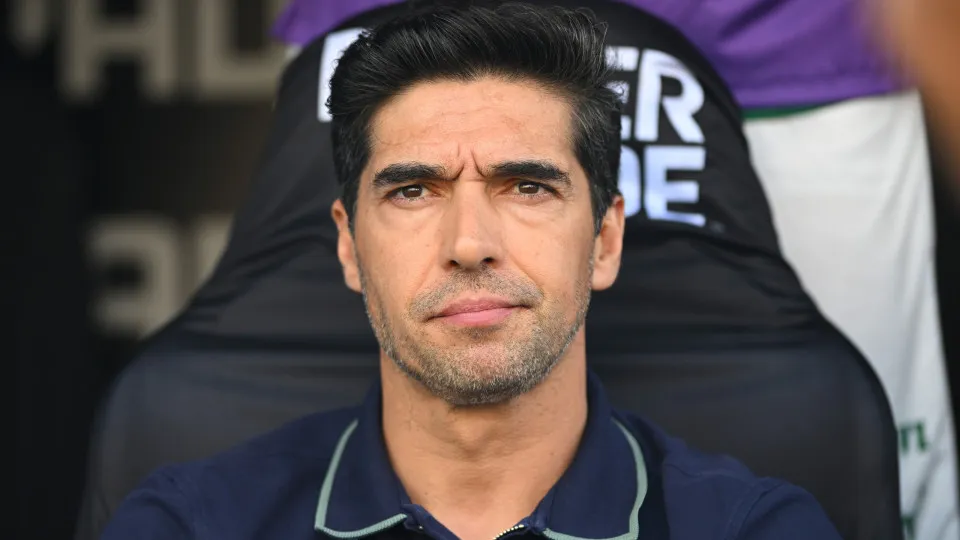 Abel Ferreira recebe suspensão de dois jogos após incidente com microfone