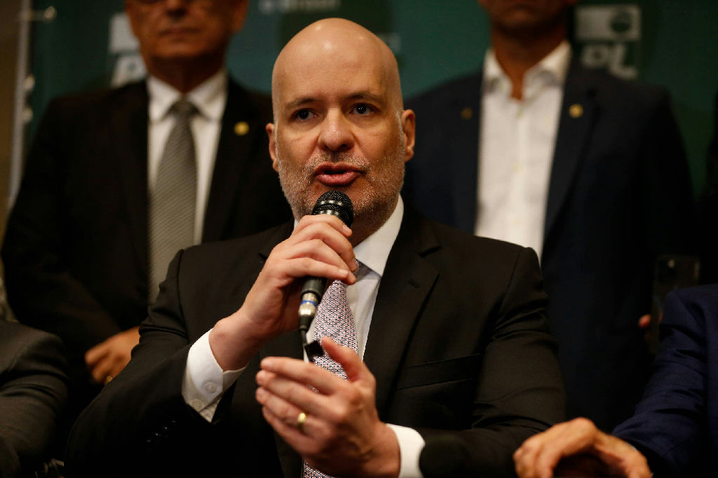 Advogado deixa defesa de Bolsonaro após divergências sobre suspensão de pena