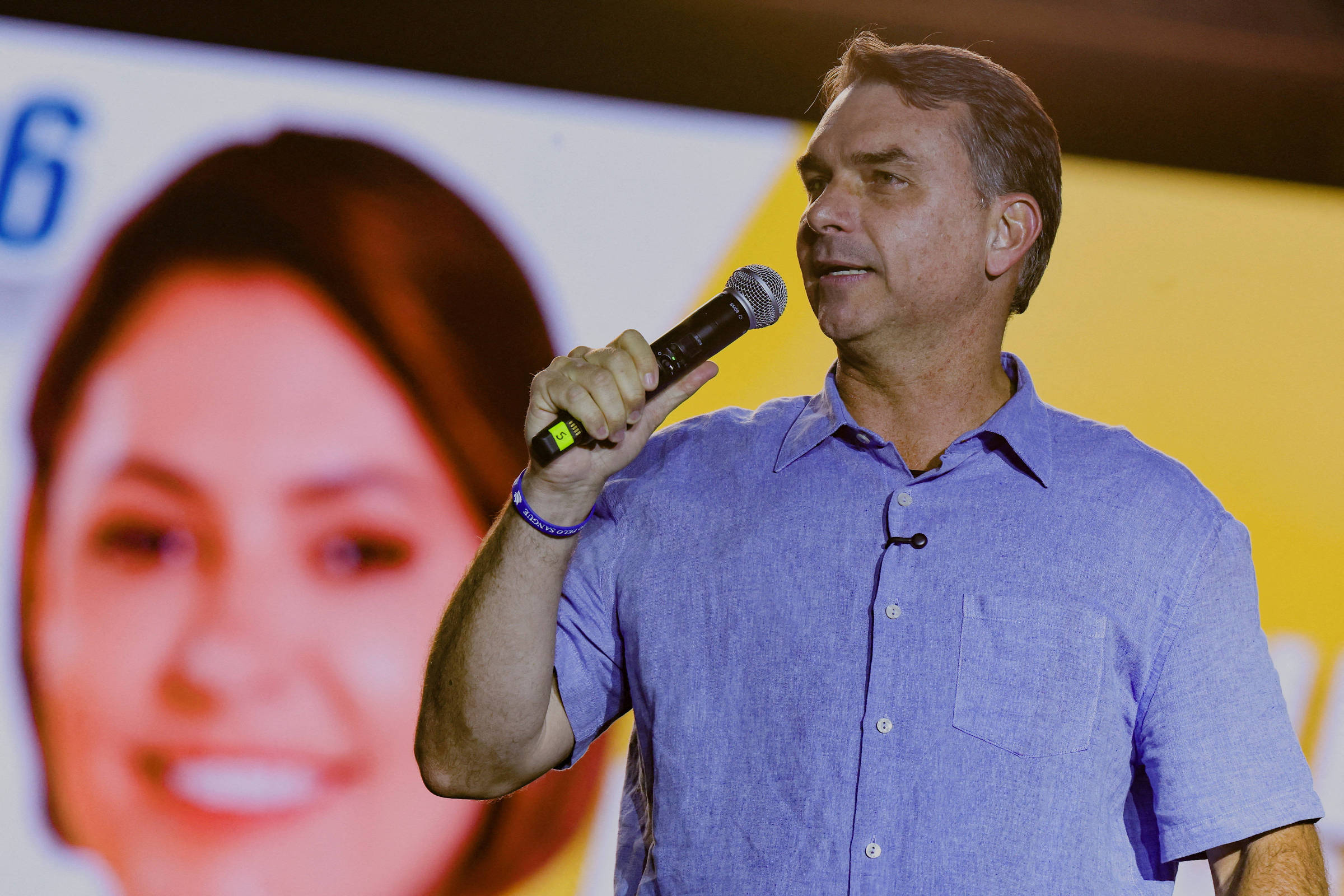 Aliados de Flávio Bolsonaro cobram maior presença de Michelle na campanha presidencial