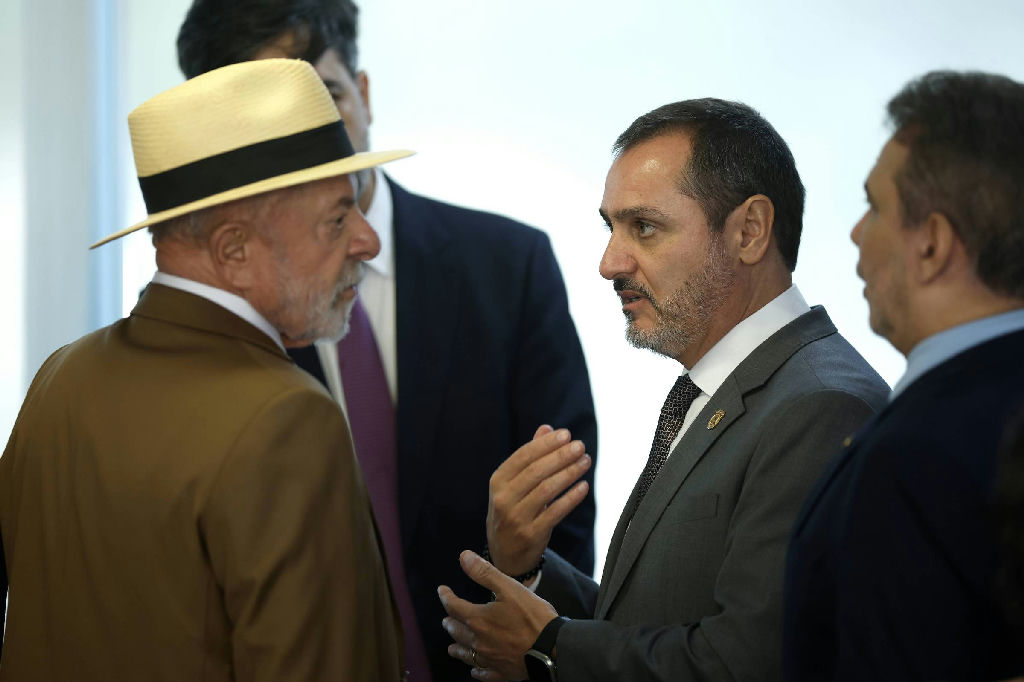 Aliados de Lula veem manobra política e armadilha em decisão de André Mendonça