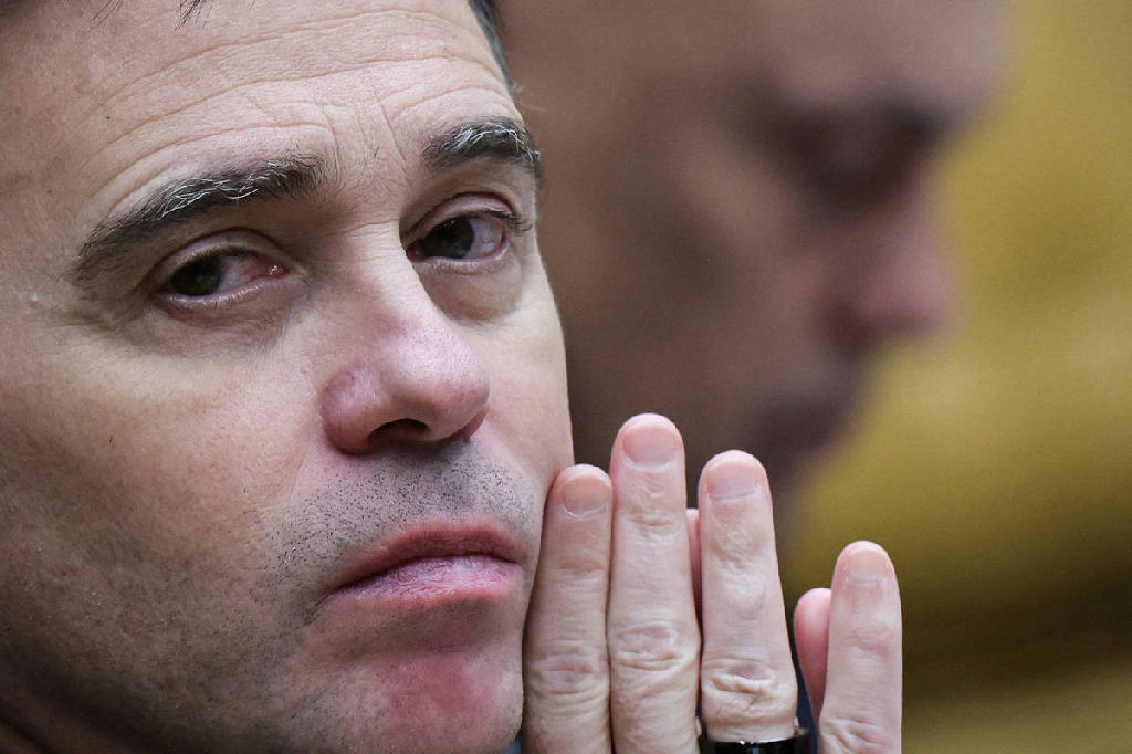 André Mendonça mantém decisão contra fake news sobre Flávio Bolsonaro e Nossa Senhora