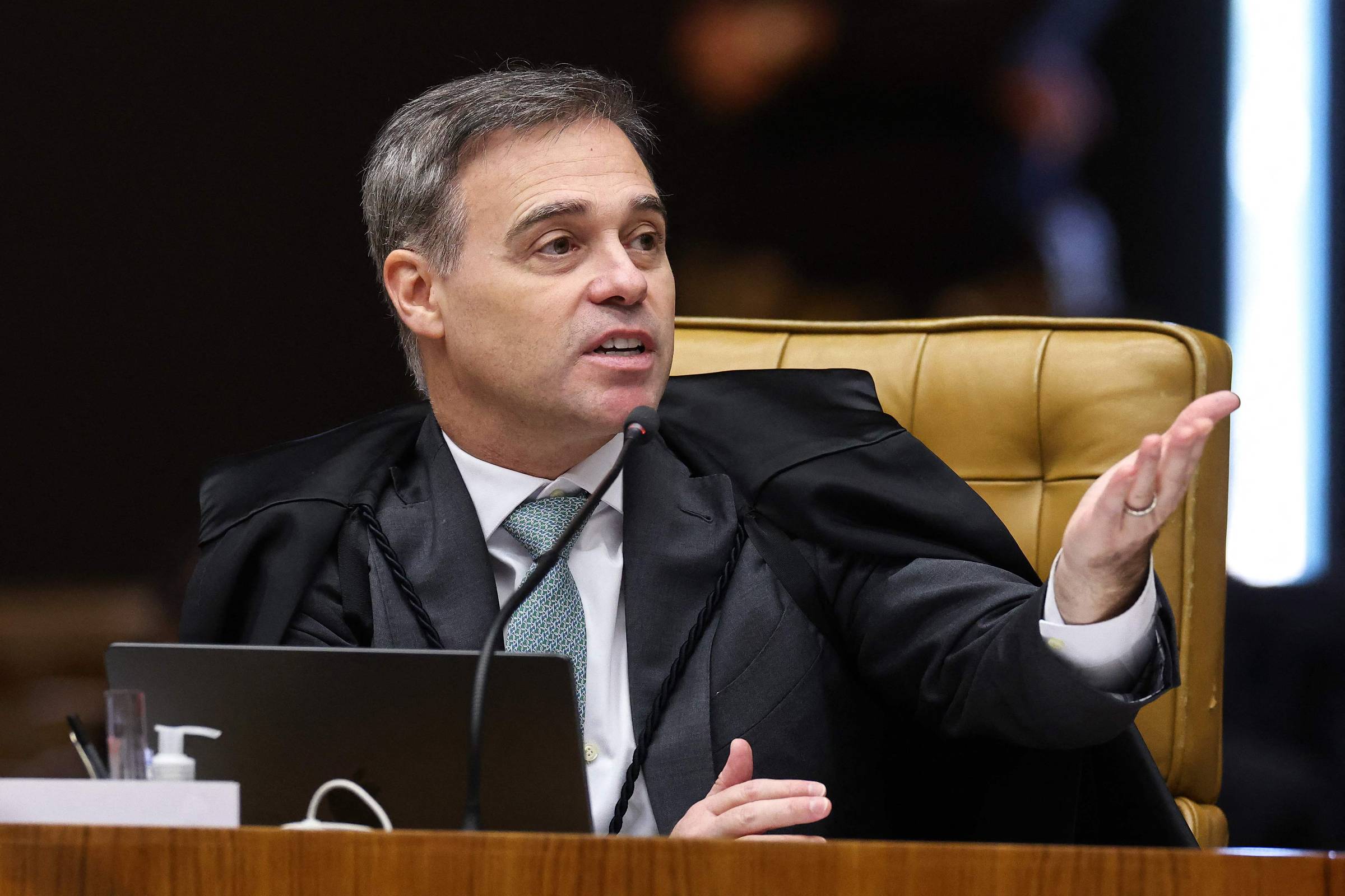 André Mendonça pede arquivamento de denúncia e questiona atuação de Alexandre de Moraes