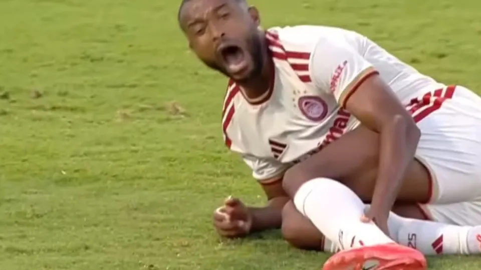 Atacante Ayoub El Kaabi sofre fratura grave em partida do Campeonato Grego