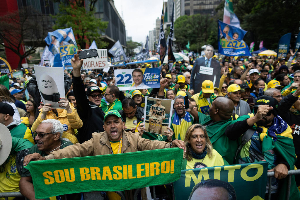 Ato na avenida Paulista reúne apoiadores de Bolsonaro em críticas ao STF