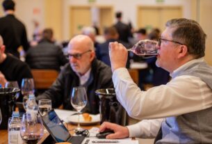 Avaliação de vinhos da safra 2026 mobiliza enólogos em evento técnico