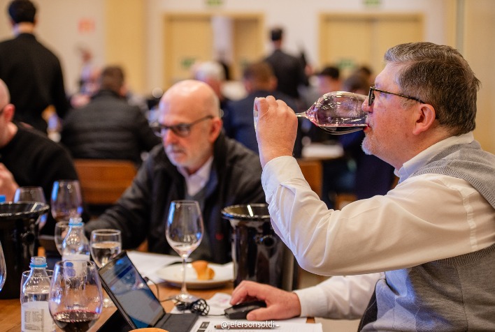 Avaliação de vinhos da safra 2026 mobiliza enólogos em evento técnico