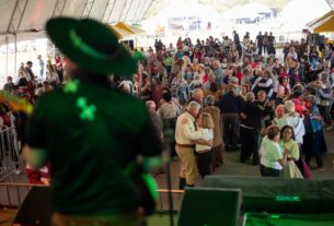 Baile à tarde amplia participação da terceira idade na Semana Farroupilha de Canoas