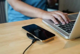 Bateria do celular: o impacto real do carregamento por indução versus cabo
