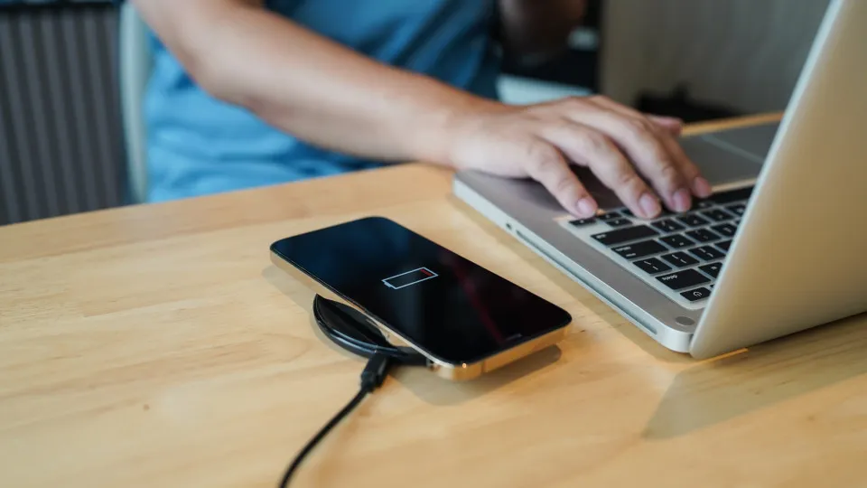 Bateria do celular: o impacto real do carregamento por indução versus cabo