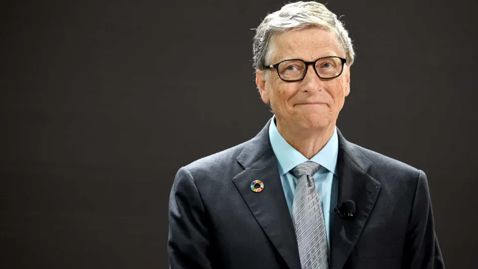 Bill Gates defende regulação rigorosa para inteligência artificial e alerta sobre riscos