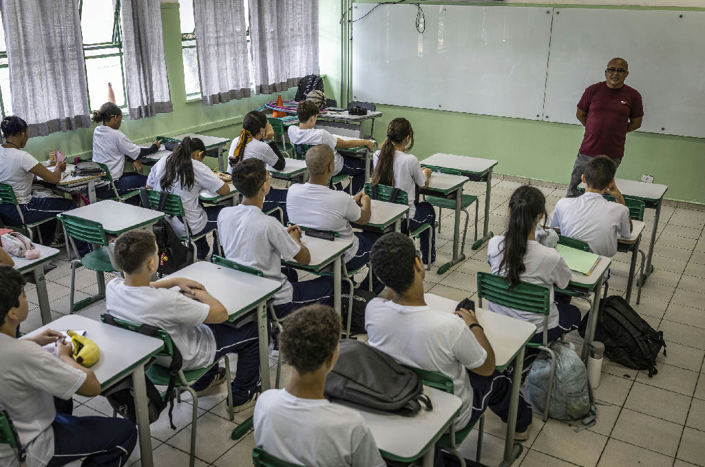 Boulos articula diálogo com entidades contrárias ao modelo de escolas cívico-militares