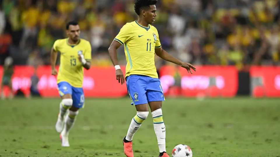 Brasil apresenta futebol apático e busca empate contra a Austrália no fim
