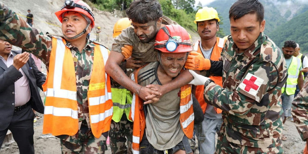 Buscas por sobreviventes em túneis de hidrelétricas continuam no Nepal após desastre