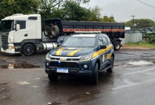 Caminhão é flagrado com 25 toneladas de excesso de carga na Br-448 em Esteio