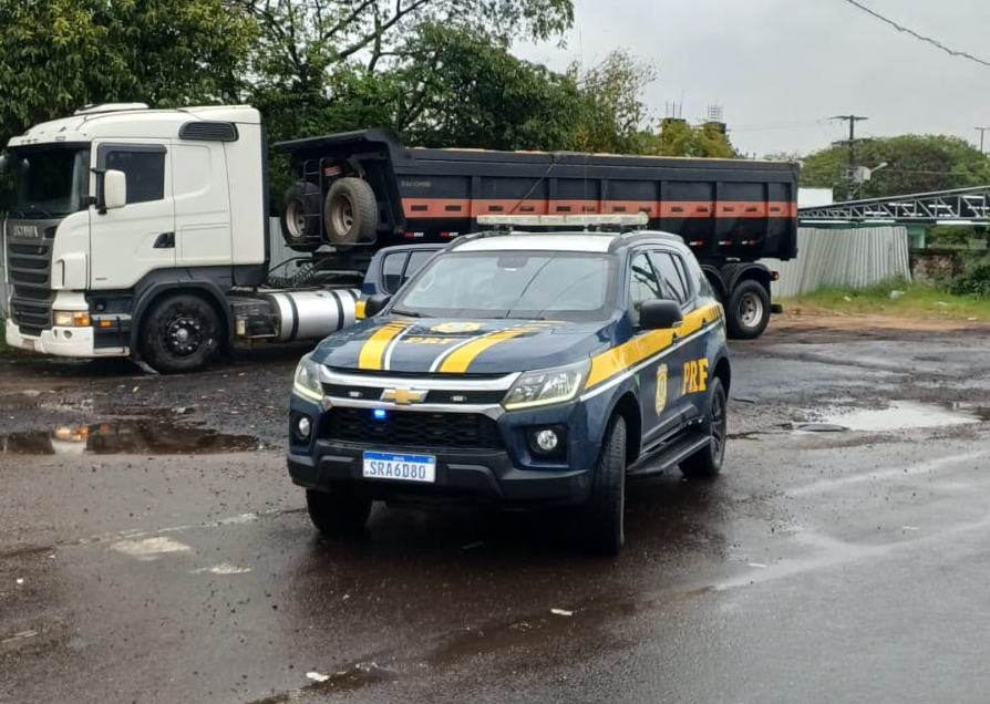 Caminhão é flagrado com 25 toneladas de excesso de carga na Br-448 em Esteio