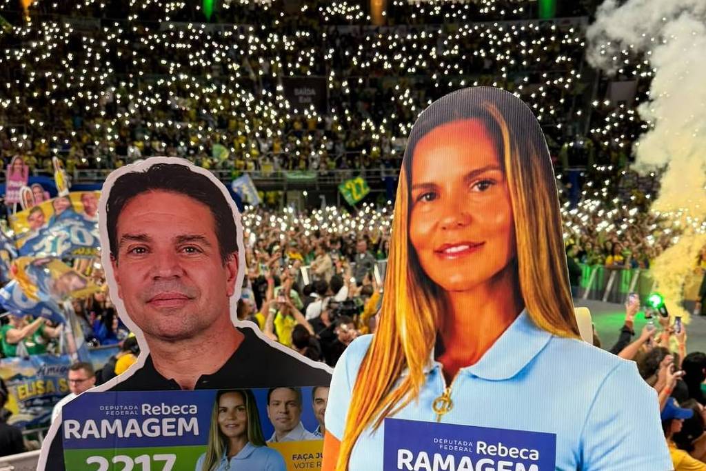 Campanha à distância: Rebeca Ramagem utiliza totens de papelão para buscar vaga na Câmara