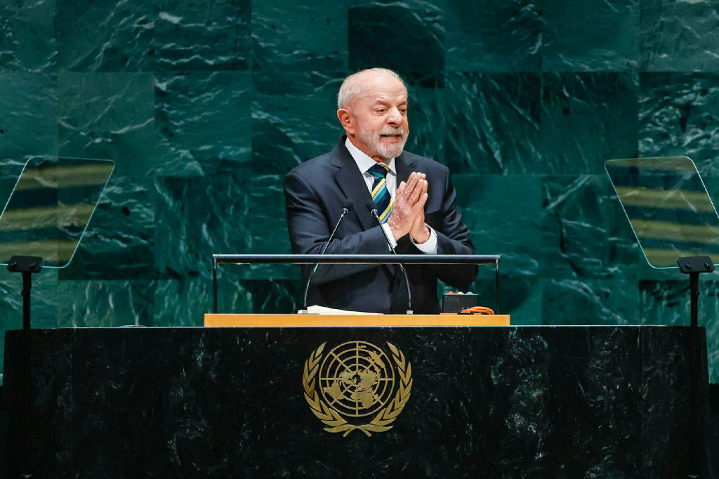 Campanha de Flávio Bolsonaro aciona TSE contra discurso de Lula na ONU